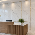 Mẫu quầy lễ tân ốp PVC vân đá trắng cho văn phòng, showroom
